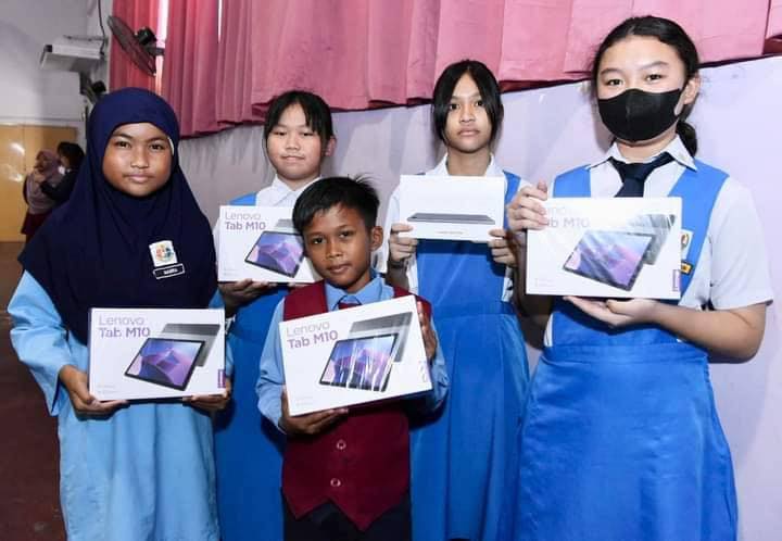 Read more about the article Majlis Penyerahan Peranti Digital KPM Kepada Murid Berkelayakan Di Wilayah Persekutuan Labuan