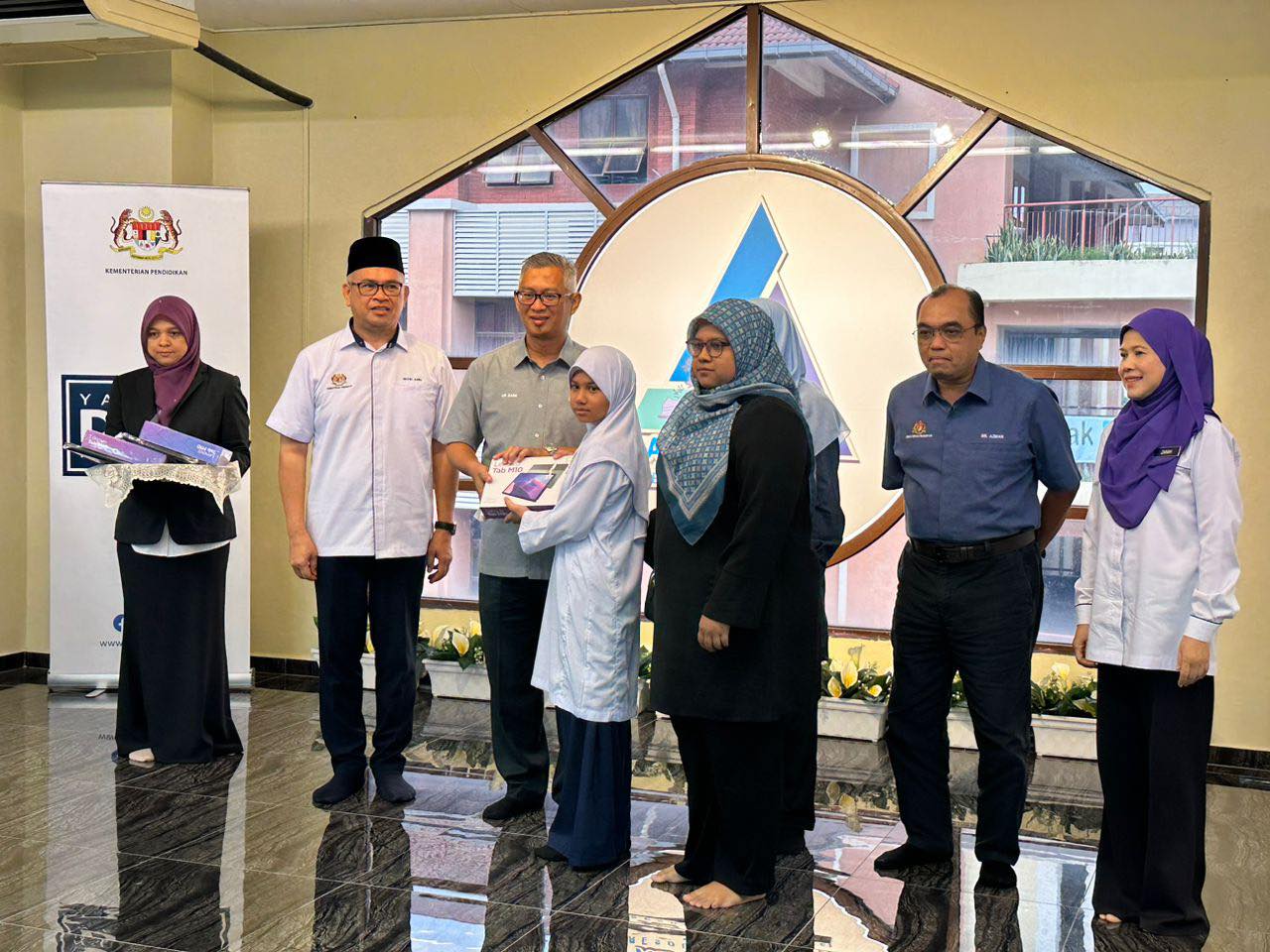 Read more about the article Majlis Penyerahan Peranti Wakalah Zakat KPM Kepada Murid Di Wilayah Persekutuan Putrajaya