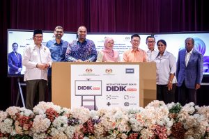 Read more about the article Majlis Penyerahan Peralatan ICT (Smart Board) kepada Sekolah-sekolah Jenis Kebangsaan Tamil (SJKT)