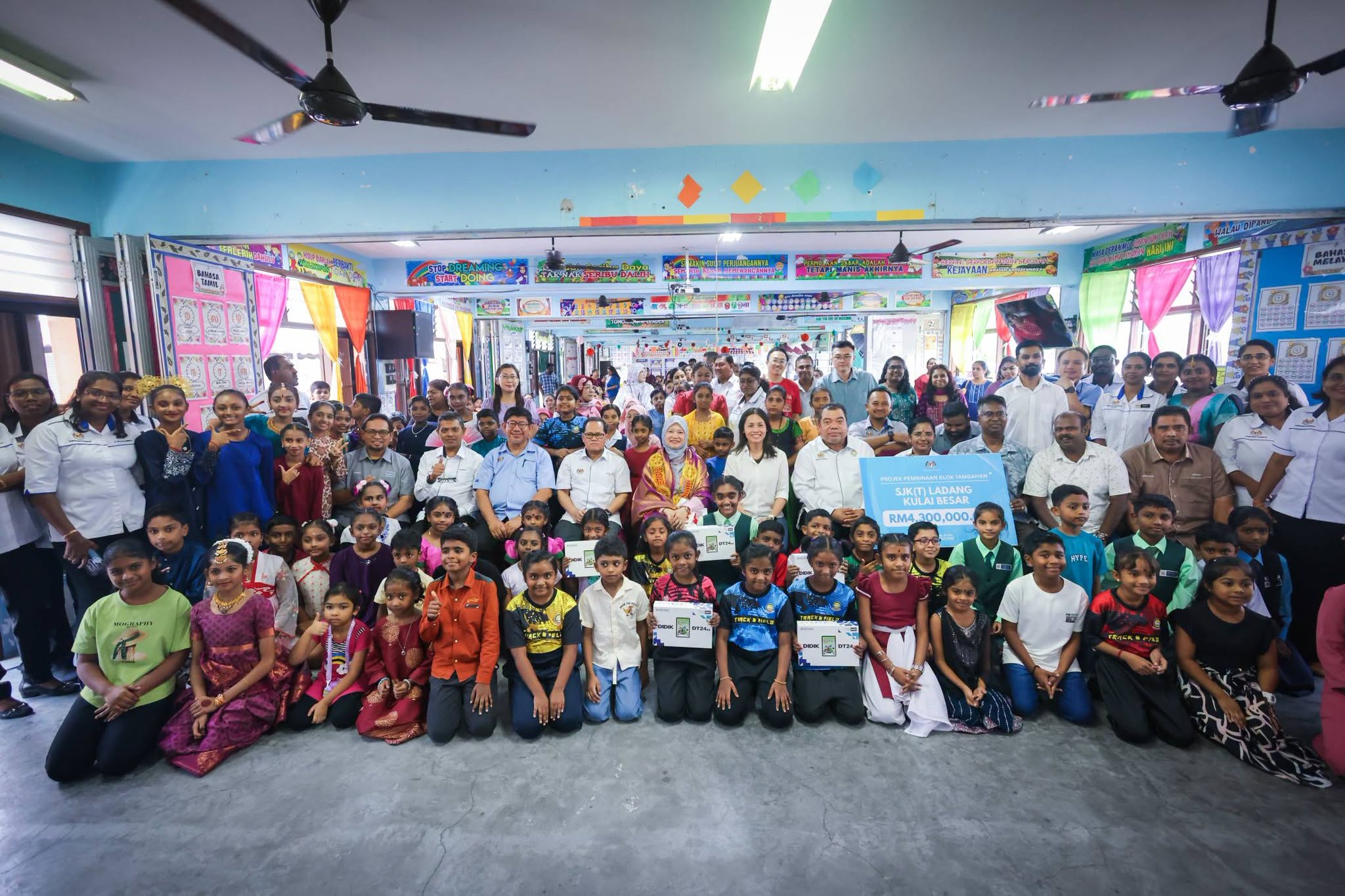 You are currently viewing Lawatan Kerja YB Menteri Pendidikan ke SJKT Ladang Kulai Besar